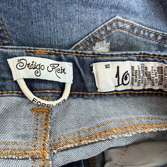 Slightly distressed jeans for small girl size 10 - Picture 7 of 8